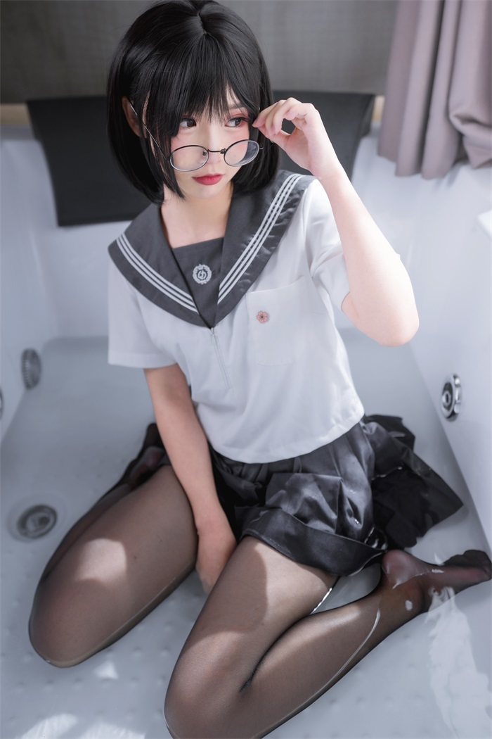 网红Coser@面饼仙儿 – 脑内少女 黑丝JK [25P/241MB]-萌图网