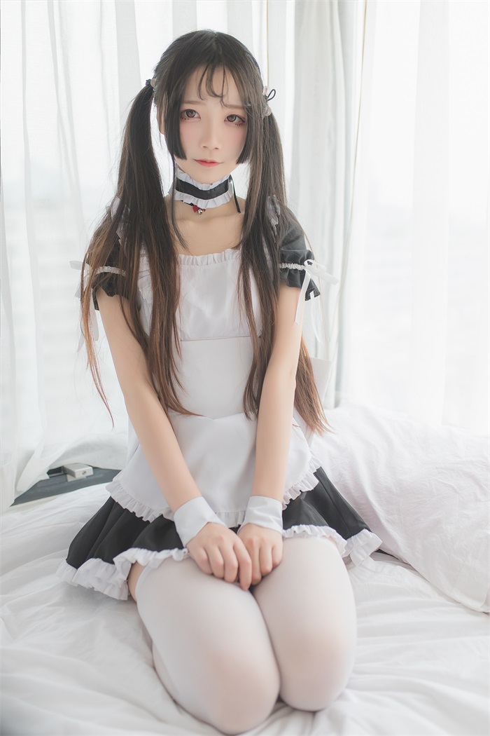 微博红人Coser@五更百鬼 白丝性感女仆 [31P/50.8MB]插图2