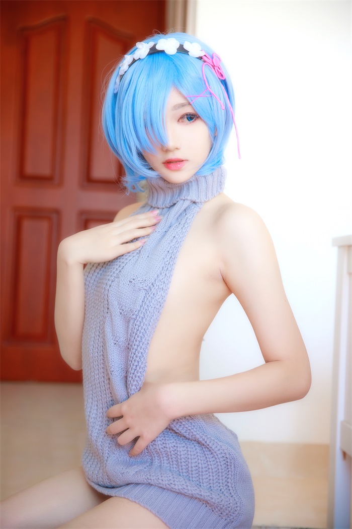 微博红人动漫Coser@南桃Momoko 蕾姆露背毛衣 [12P/94.2MB]插图1