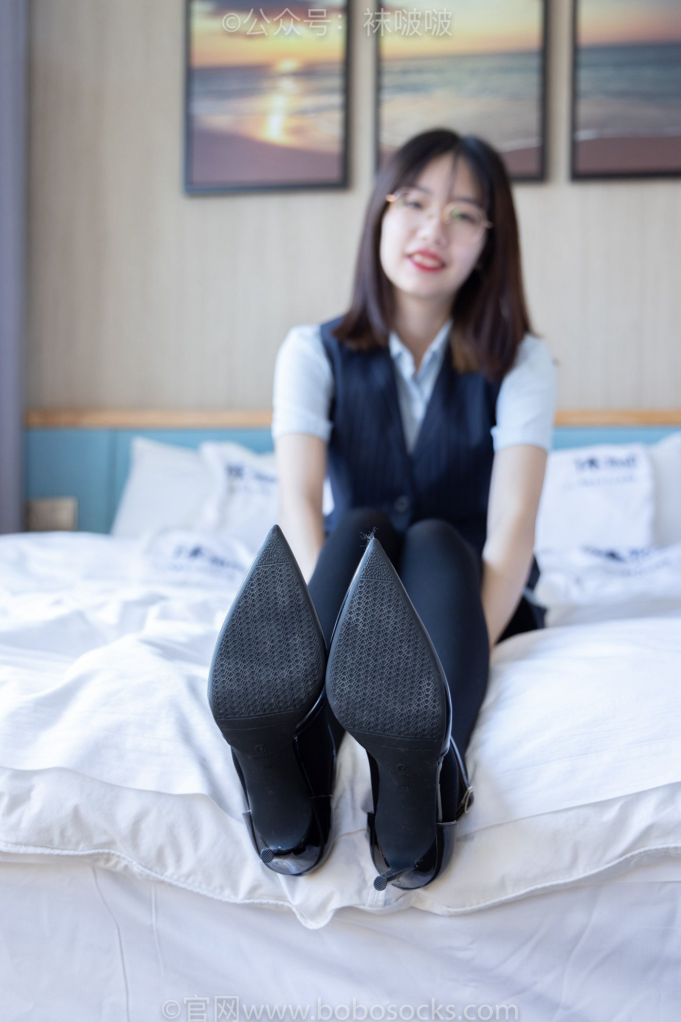 [BoBoSocks袜啵啵]NO.038 小甜豆-建行行服、高跟鞋、厚黑丝 [131P/1V/6.37GB]插图3