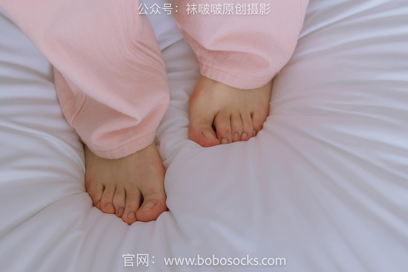 [BoBoSocks袜啵啵]NO.141 周周-运动鞋、白棉袜、裸足[140P/1V/5.57GB]插图1