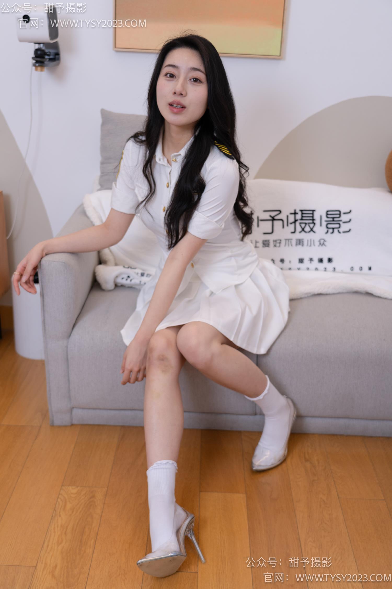 甜予摄影 NO.057 鱼鱼-制服、透明高跟鞋、自然穿脏白棉袜、裸足[139P/2V/10.1GB]插图3