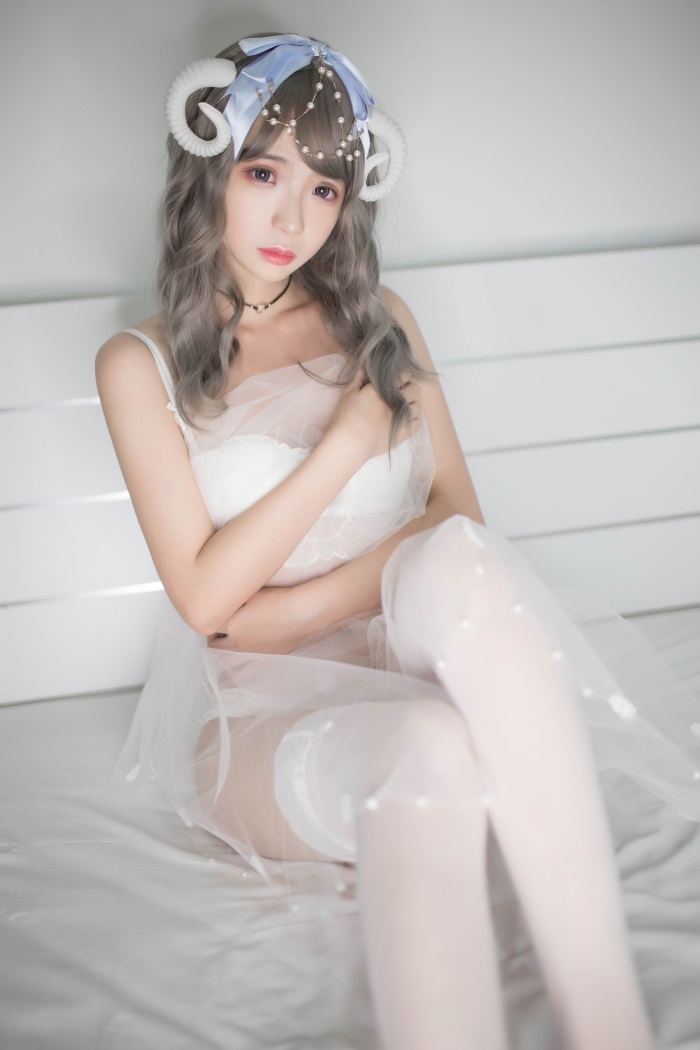 网红Coser@疯猫ss -白内衣 [18P/52.2MB]-萌图网