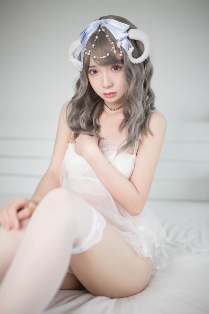 网红Coser@疯猫ss -白内衣 [18P/52.2MB]插图3