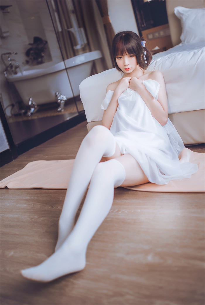 网红Coser@疯猫ss -白色睡衣 [24P/182MB]插图3