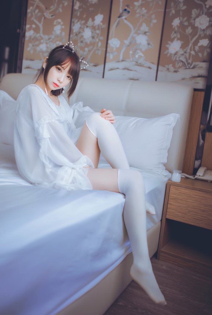 网红Coser@疯猫ss -白色睡衣 [24P/182MB]-萌图网