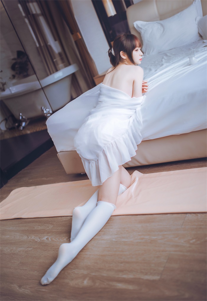 网红Coser@疯猫ss -白色睡衣 [24P/182MB]插图2