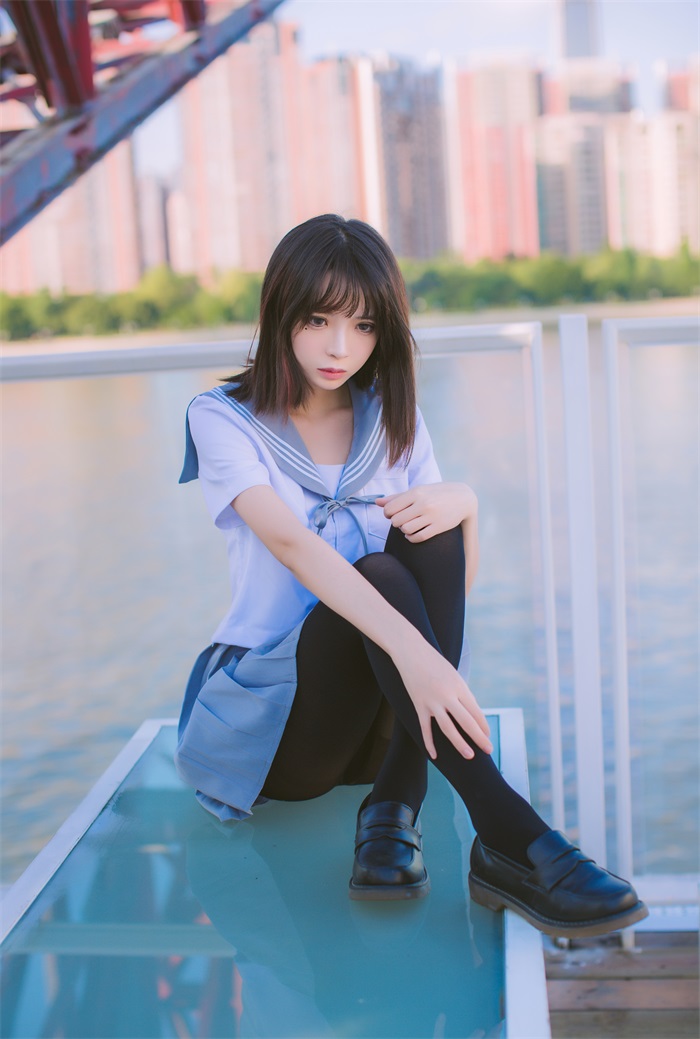 网红Coser@疯猫ss -海边 蓝色制服 [15P/150MB]插图3