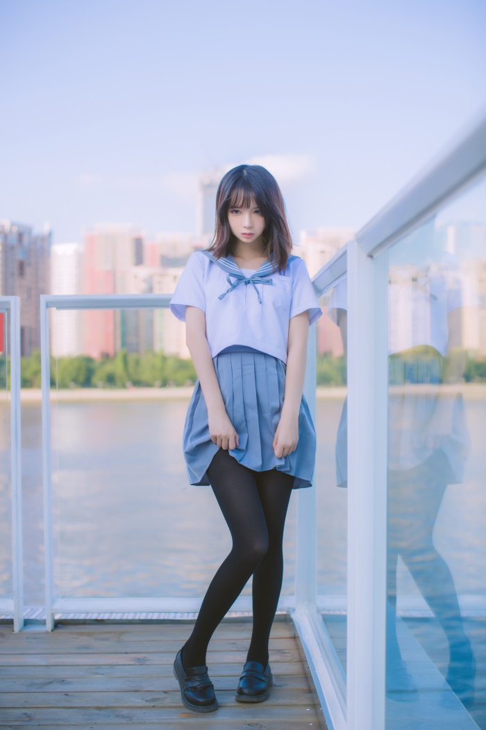 网红Coser@疯猫ss -海边 蓝色制服 [15P/150MB]-萌图网