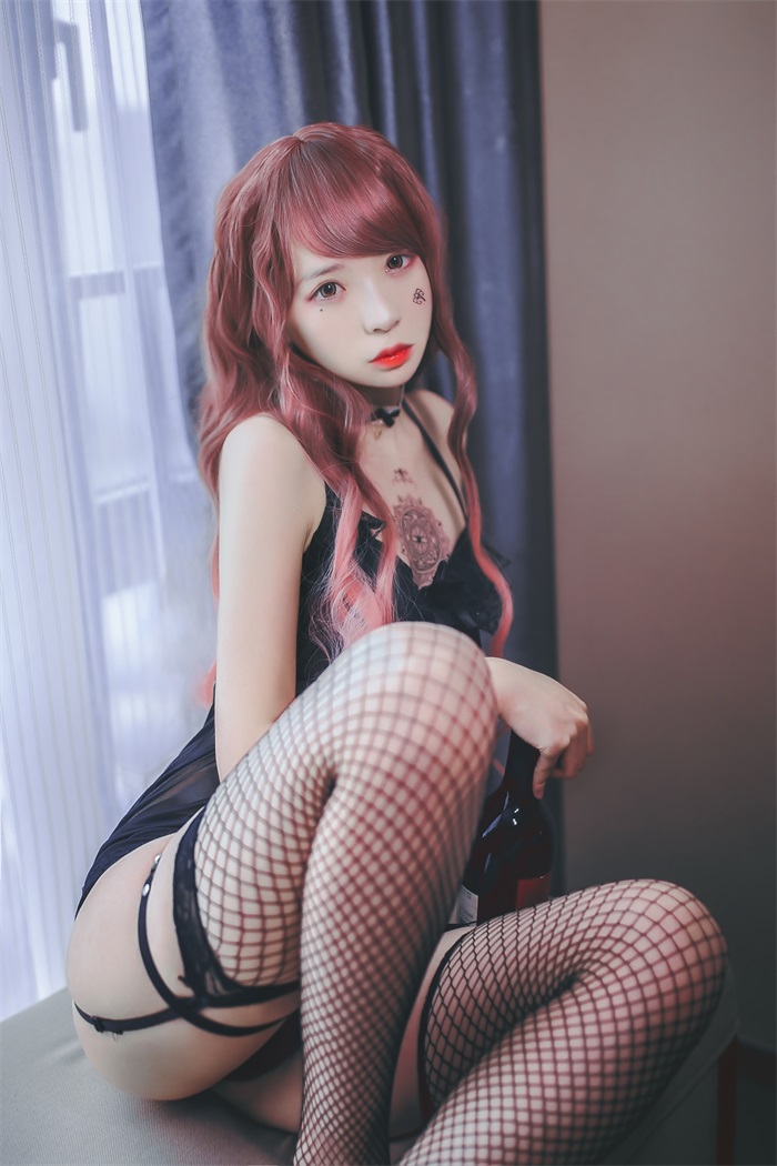 网红Coser@疯猫ss -红酒 黑色吊带袜 [39P/265MB]插图2