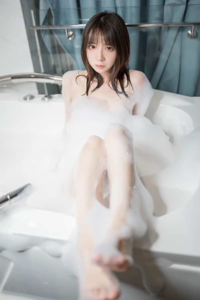 网红Coser@疯猫ss – 浴缸 泡泡浴写真 好清纯 [34P/116MB]插图3