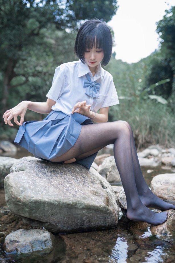 网红Coser@木绵绵OwO – 水色溪边制服 [51P/177MB]-萌图网