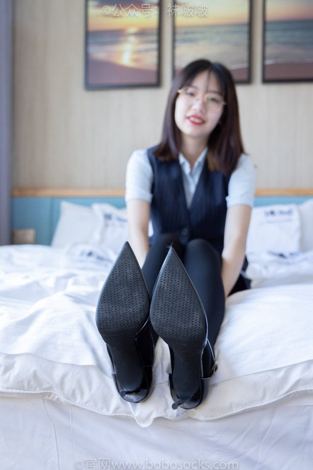 [BoBoSocks袜啵啵]NO.038 小甜豆-建行行服、高跟鞋、厚黑丝 [131P/1V/6.37GB]