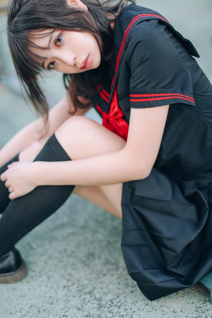 网红Coser@疯猫ss – 户外黑色制服JK [18P/155MB]插图2