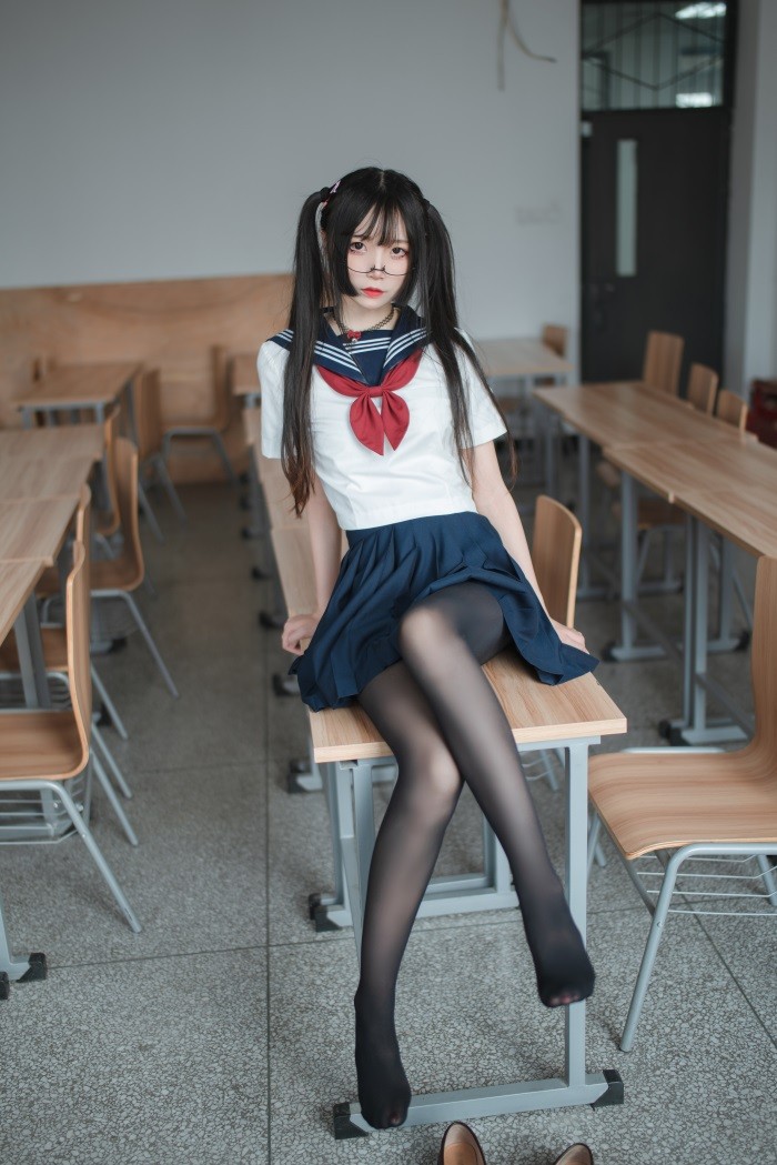 微博红人Coser@五更百鬼 JK黑丝短裙制服 [43P/431MB]插图3