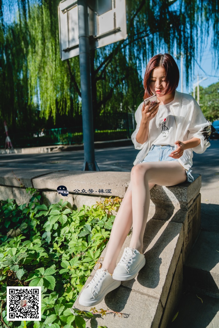袜涩写真 VOL.010 当穿白丝的妹子遇到大叔 [68P/1.31G]插图3