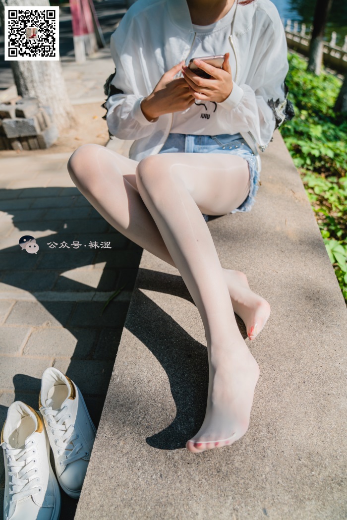 袜涩写真 VOL.010 当穿白丝的妹子遇到大叔 [68P/1.31G]插图2