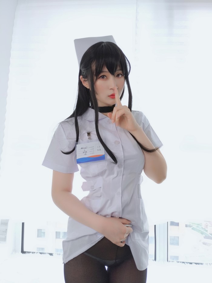 人气动漫Coser@白银81 长发小护士 [66P/3V/447MB]插图3