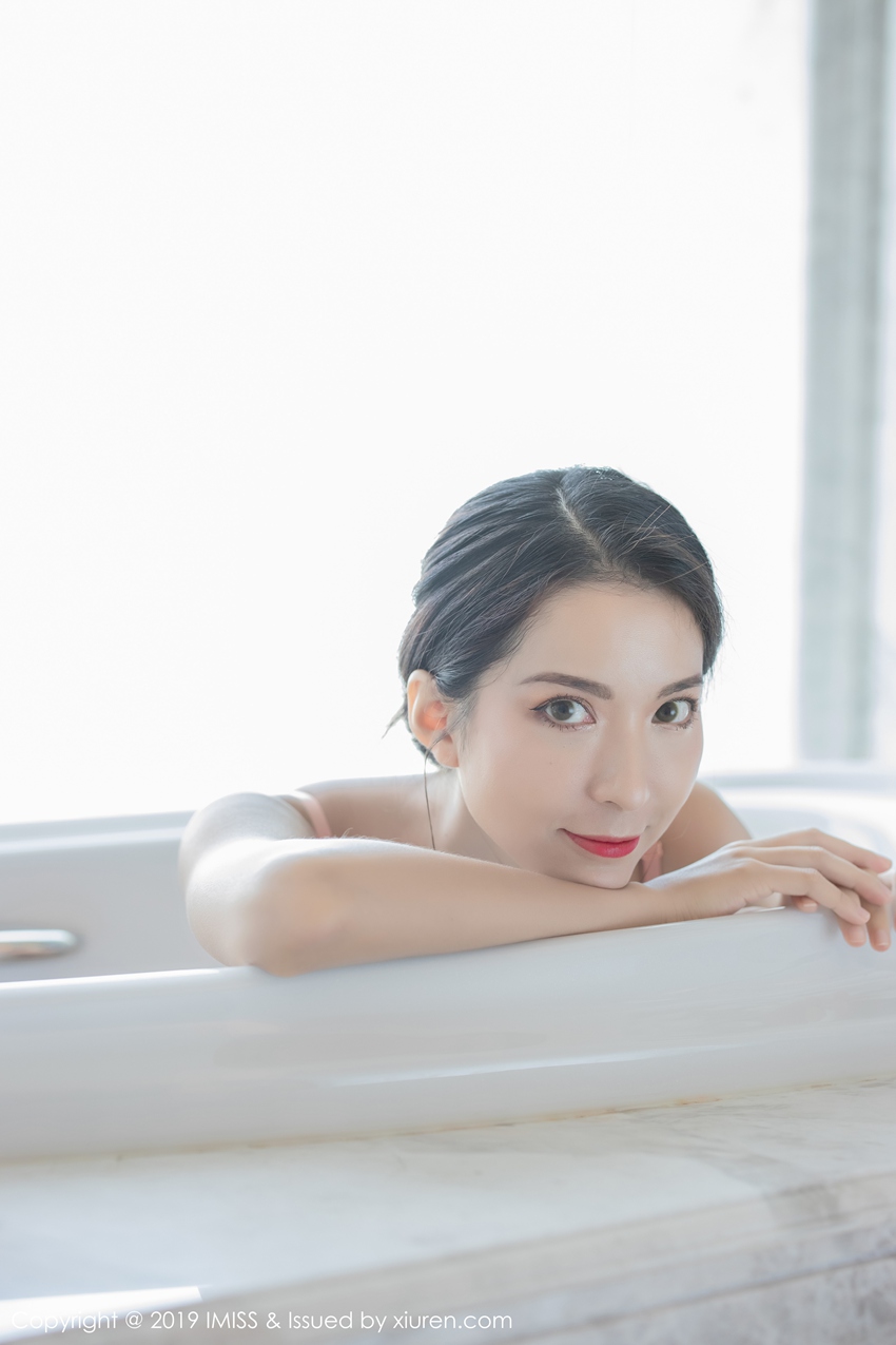 [IMiss爱蜜社]IMS20191212VOL0416 2019.12.12 VOL.416 绚丽的服饰与朦胧丝袜 Carry[48+1P/128M]插图1