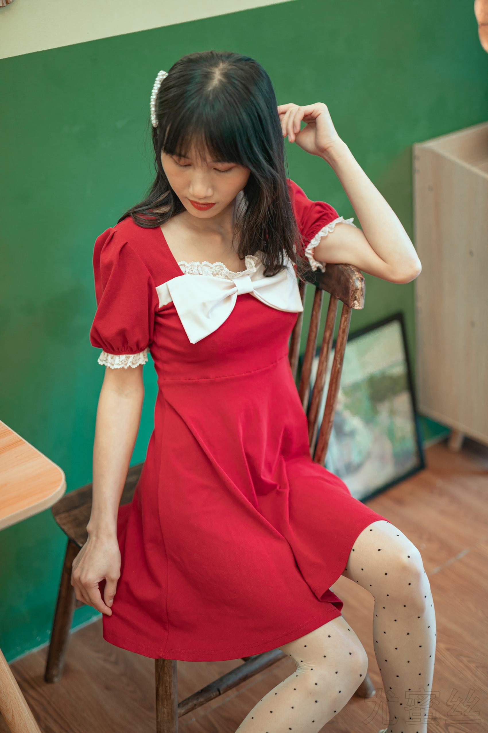 尤蜜丝 NO.050 穿搭推广展示图集 餐桌相框与红裙[48P/415MB]插图2
