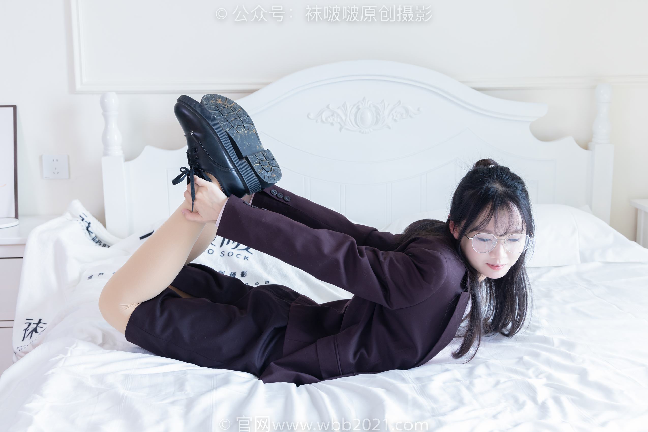 [BoBoSocks袜啵啵]NO.362 甜甜圈-两双皮鞋、厚肉丝、厚黑丝、ol制服[230P/1V/7.96MB]插图3