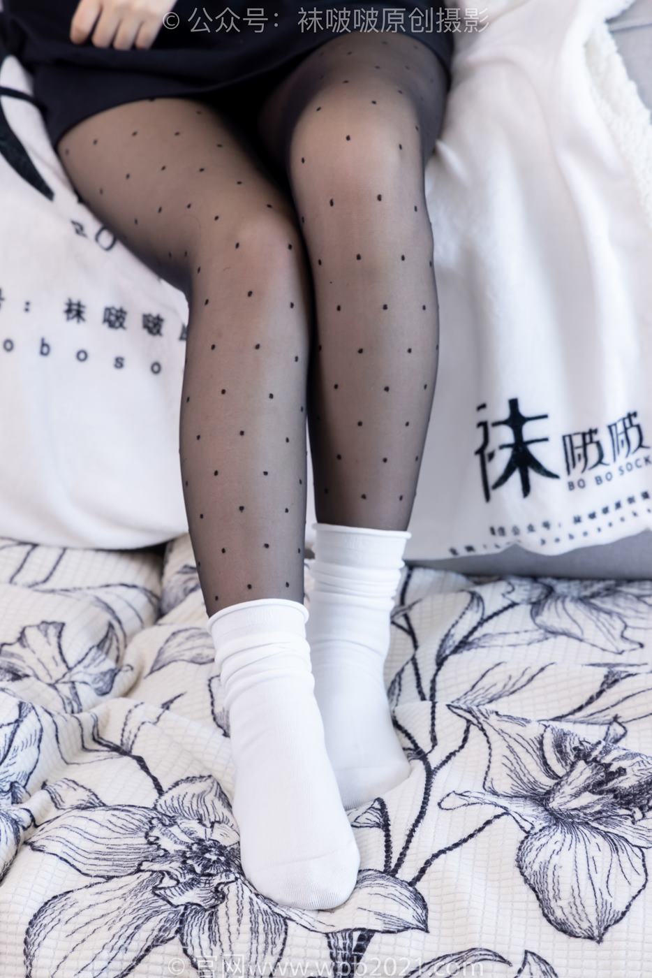 [BoBoSocks袜啵啵]NO.418 甜甜圈-板鞋、白棉袜、波点黑丝[145P/1V/5.87GB]插图4
