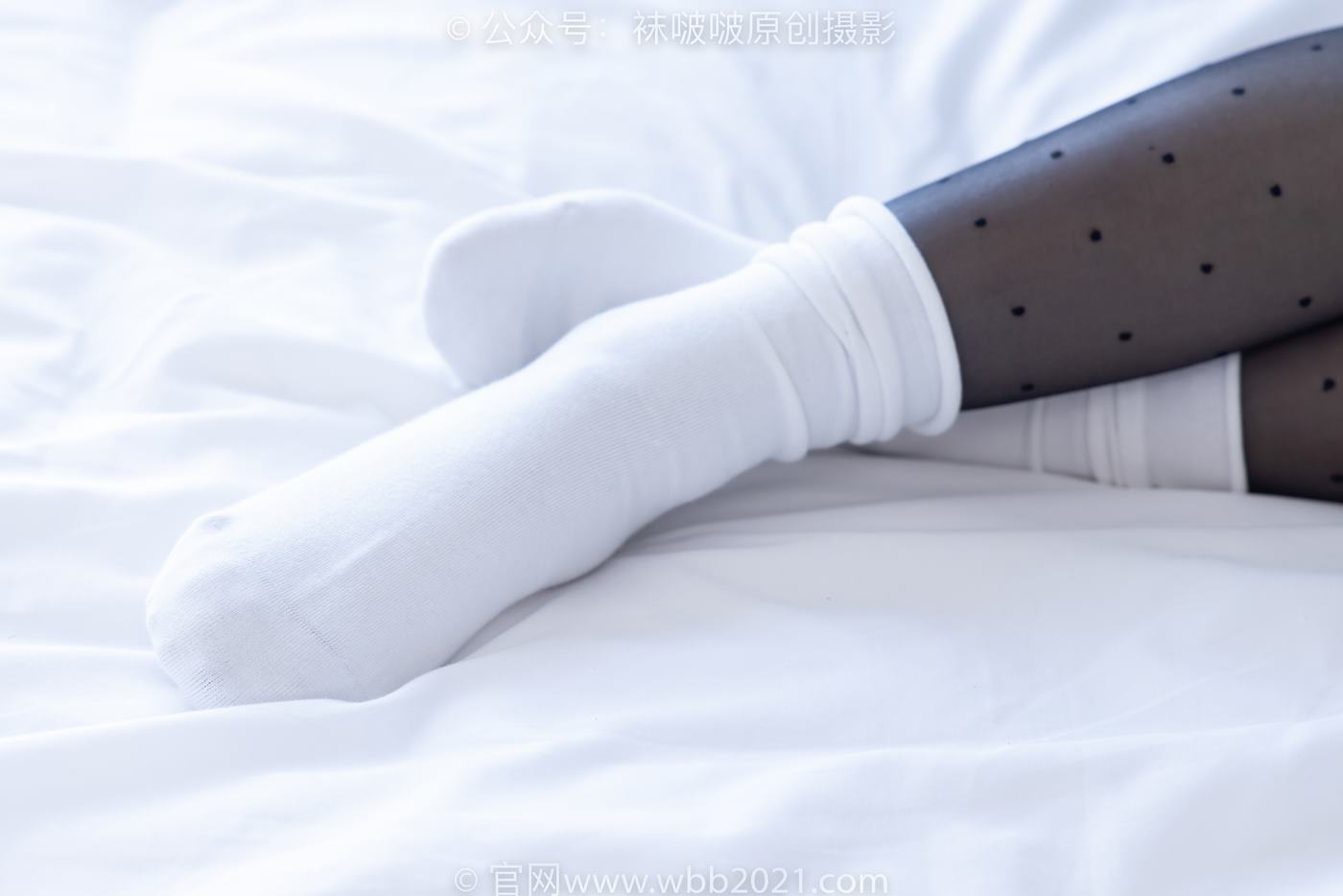 [BoBoSocks袜啵啵]NO.418 甜甜圈-板鞋、白棉袜、波点黑丝[145P/1V/5.87GB]插图5