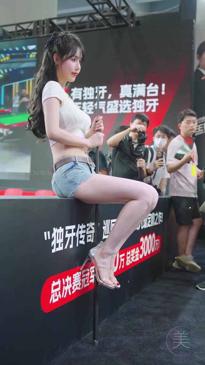 NO.1073 2024 广州国际台球展车模网红随拍 04[1V/478MB]插图3