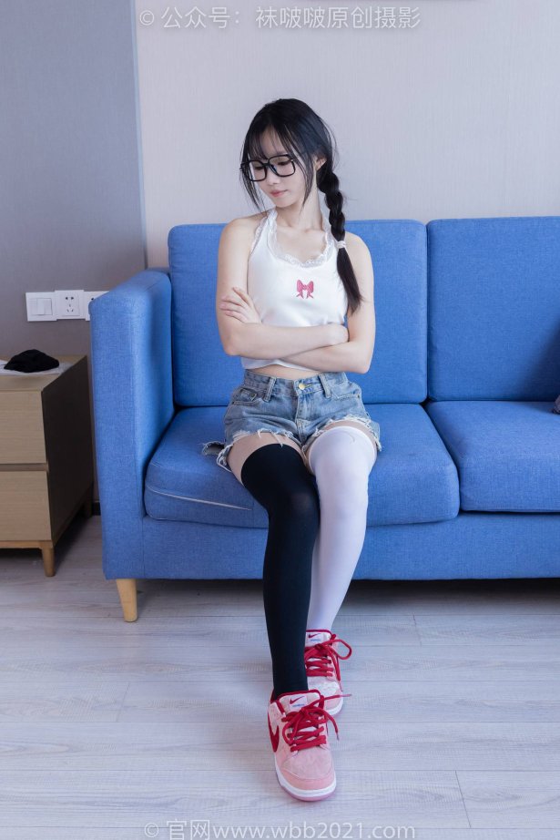 [BoBoSocks袜啵啵]NO.390 甜甜圈-板鞋、厚黑丝大腿袜、厚白丝大腿袜[148P/1V/6.19GB]-萌图网
