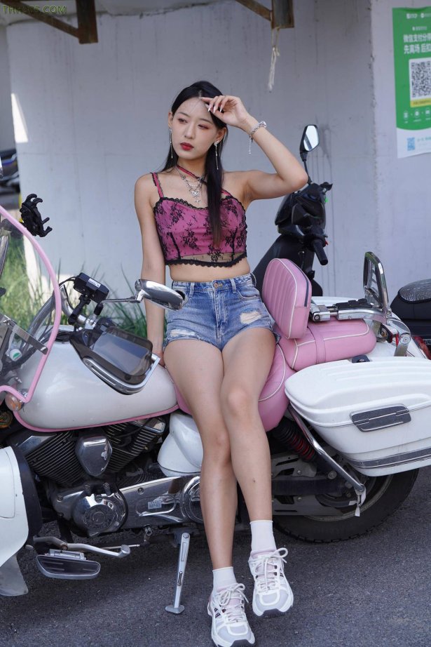 精选街拍作品 NO.4964 一始街拍作品 – 牛仔热裤美女[528P/1.70GB]-萌图网