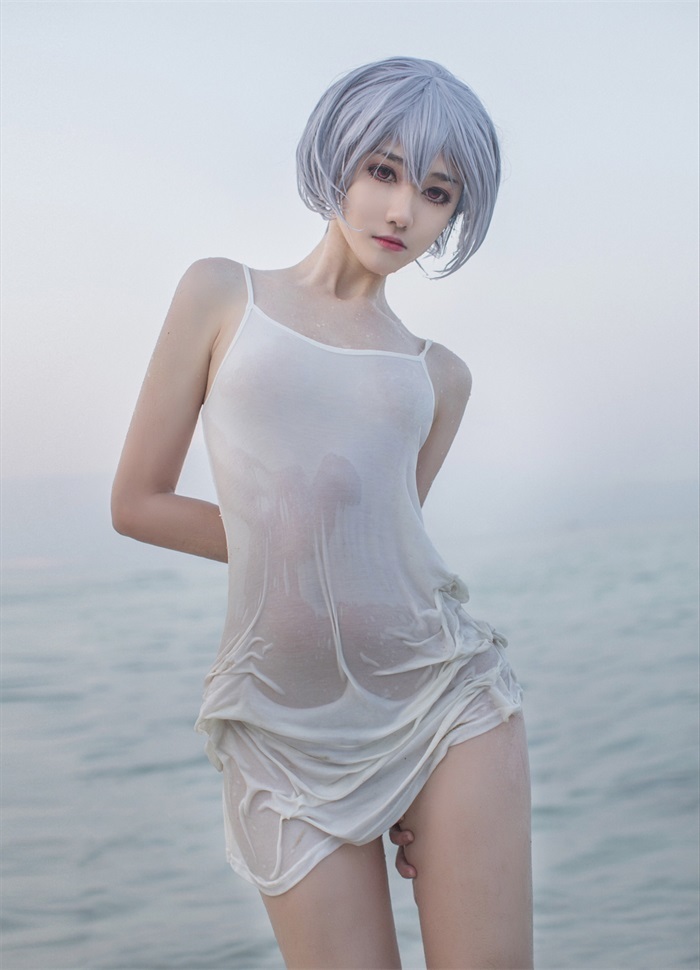 动漫博主@南桃Momoko – 海滩绫波丽白裙 [25P/155MB]-萌图网