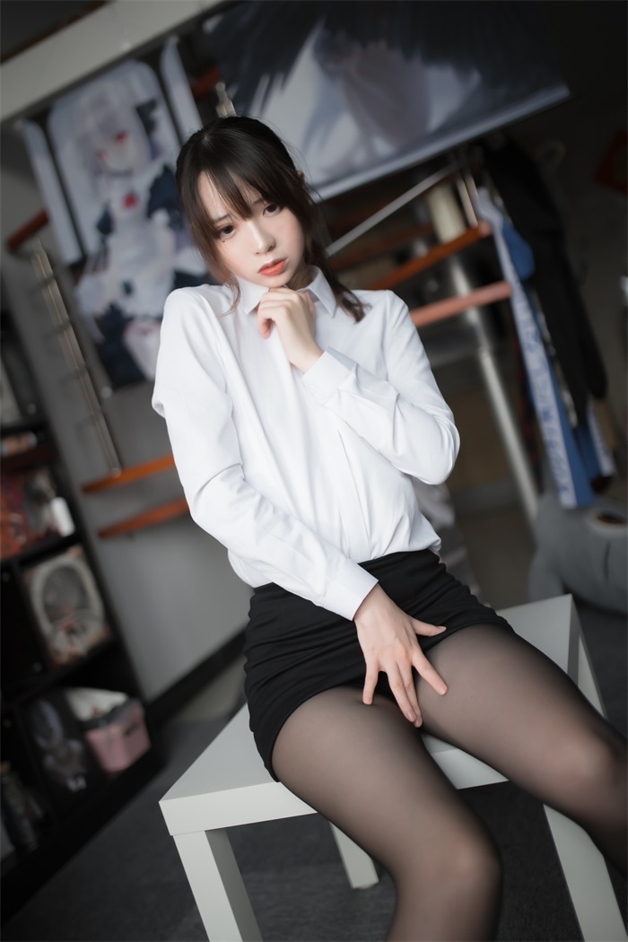 网红Coser@疯猫ss – 黑丝办公室职业装 [30P/176MB]-萌图网
