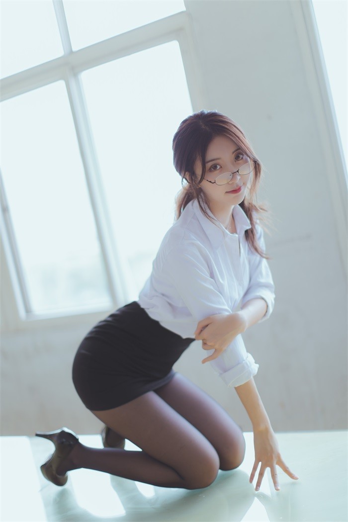 微博红人动漫Coser@-黑川-黑丝短裙教师 [97P/489MB]插图3