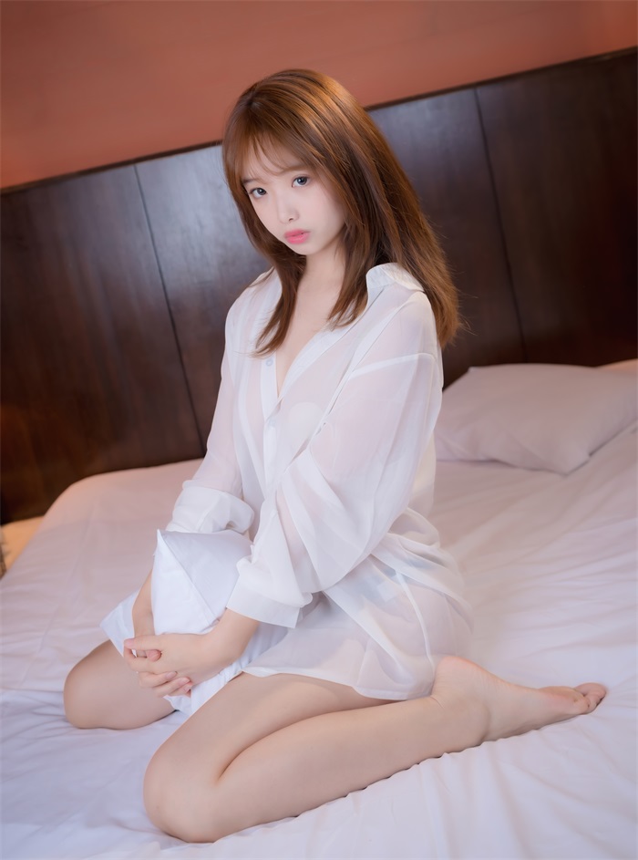 微博红人Coser@雯妹不讲道理 日本旅拍-衬衫 [35P/352MB]插图1