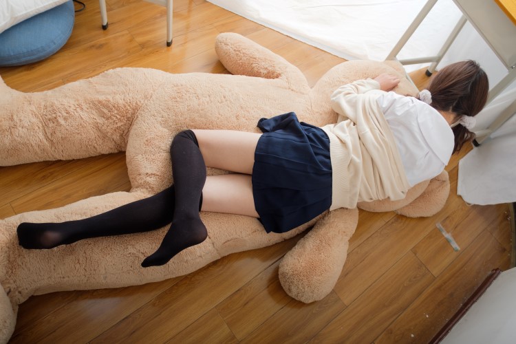 喵写真 早期作品02 在大熊身上的黑丝少女 [90P/1V/770MB]插图4