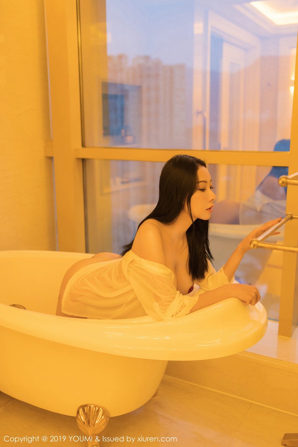 [YouMi尤蜜荟]YMH20191217VOL0388 2019.12.17 VOL.388 浴室白衬衫湿身 果儿Victoria[49+1P/241M]插图2