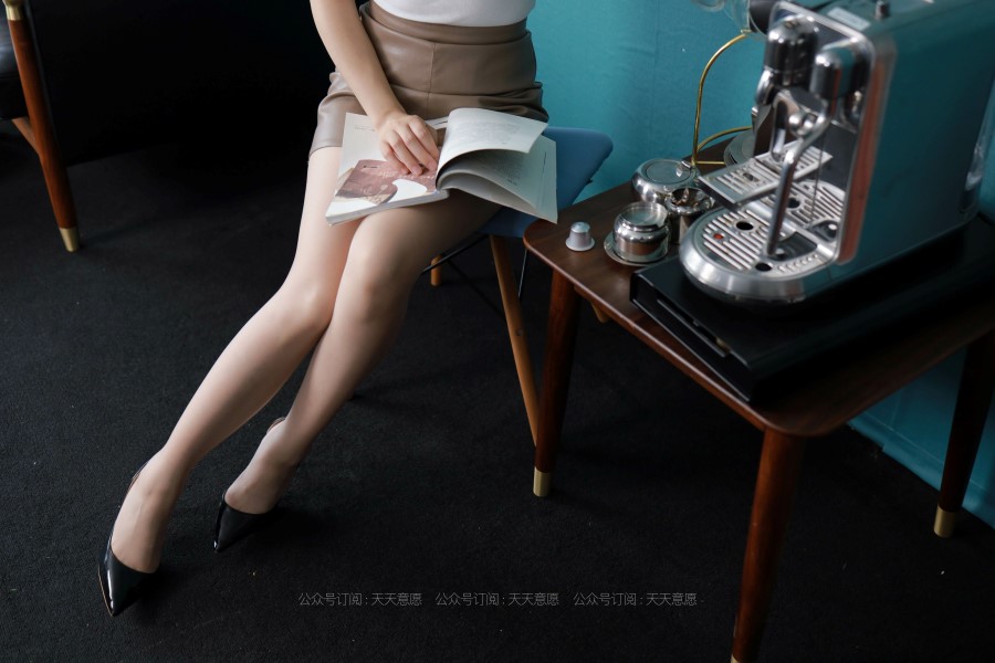 [IESS异思趣向] 耽丝 20210702 认真看书学习的小婕 [89P/95M]插图1
