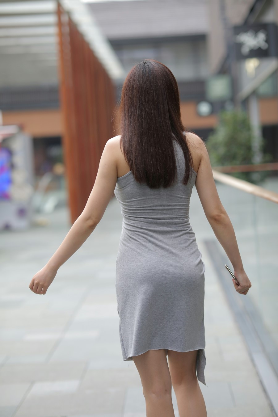 精选街拍 No.801 街拍灰色连衣裙的小姐姐 [52P/62MB]插图2