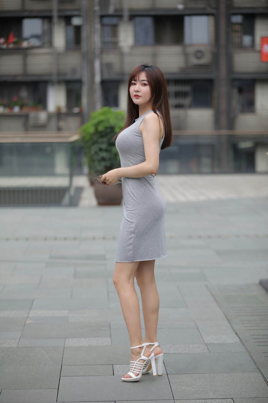 精选街拍 No.801 街拍灰色连衣裙的小姐姐 [52P/62MB]插图4