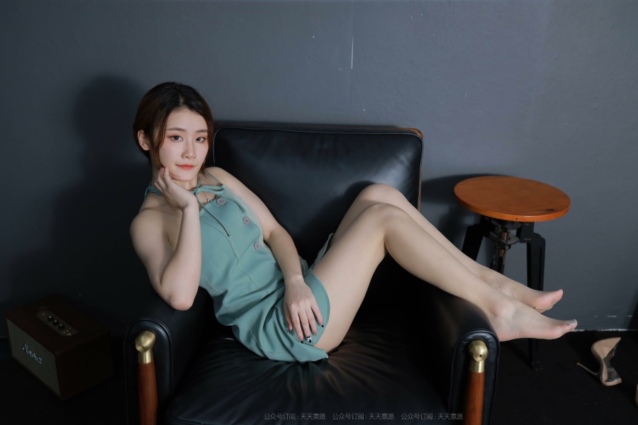 [IESS异思趣向] 耽丝 0828 紫薇的优雅淡绿短裙 [90P/84MB]插图1