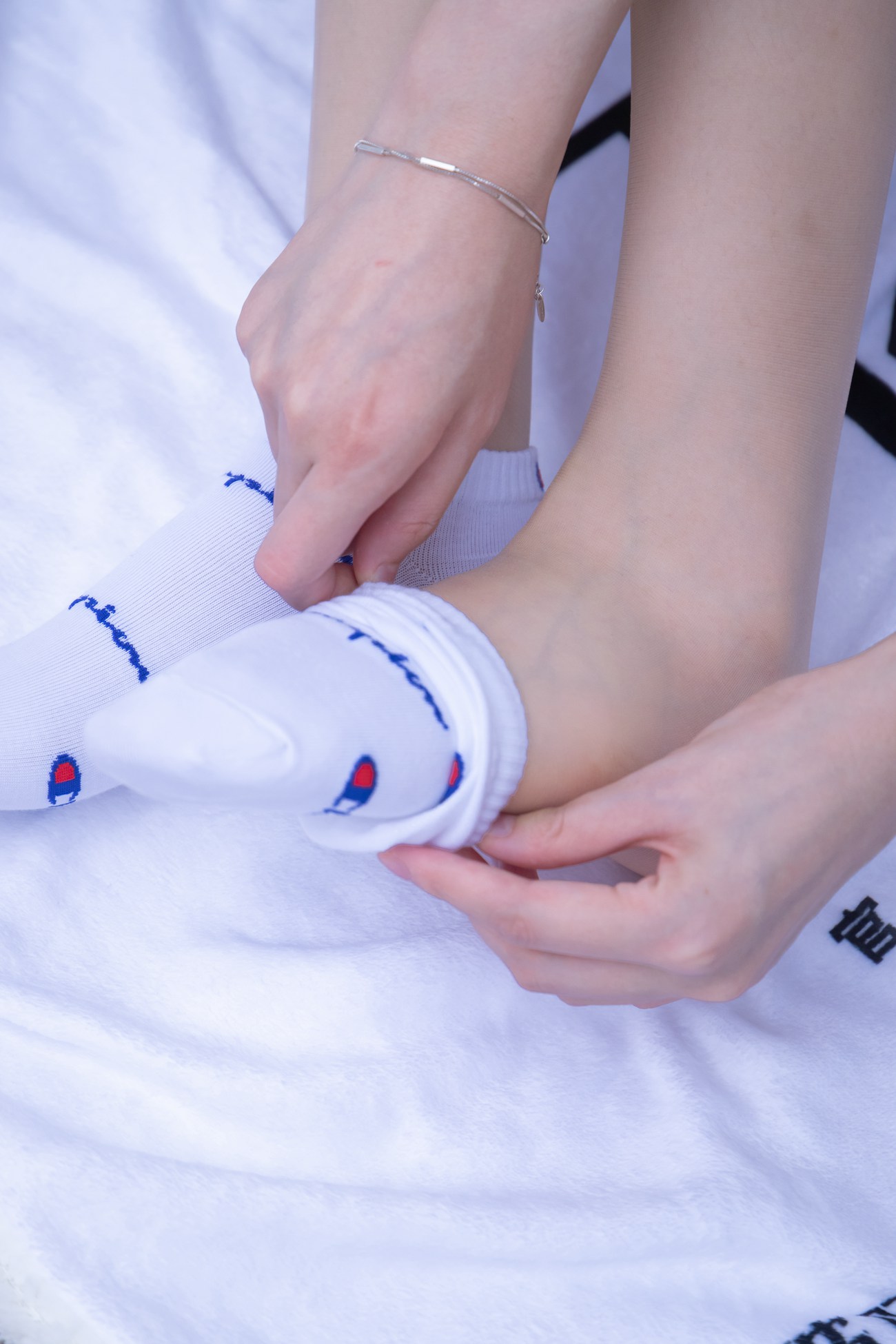 [BoBoSocks袜啵啵]NO.001 小甜豆-帆布鞋、白棉袜、肉丝 [138P/1V/6.23GB]插图4