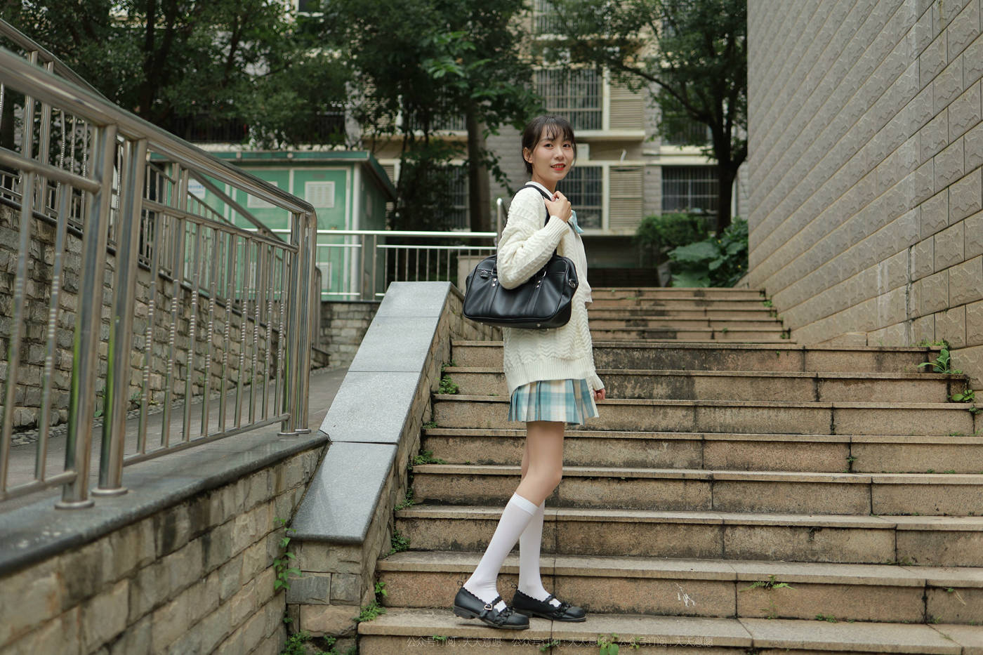 [IESS异思趣向] 2021.11.02 丝享家963：团团《长腿JK装》 [94P/124MB]插图2