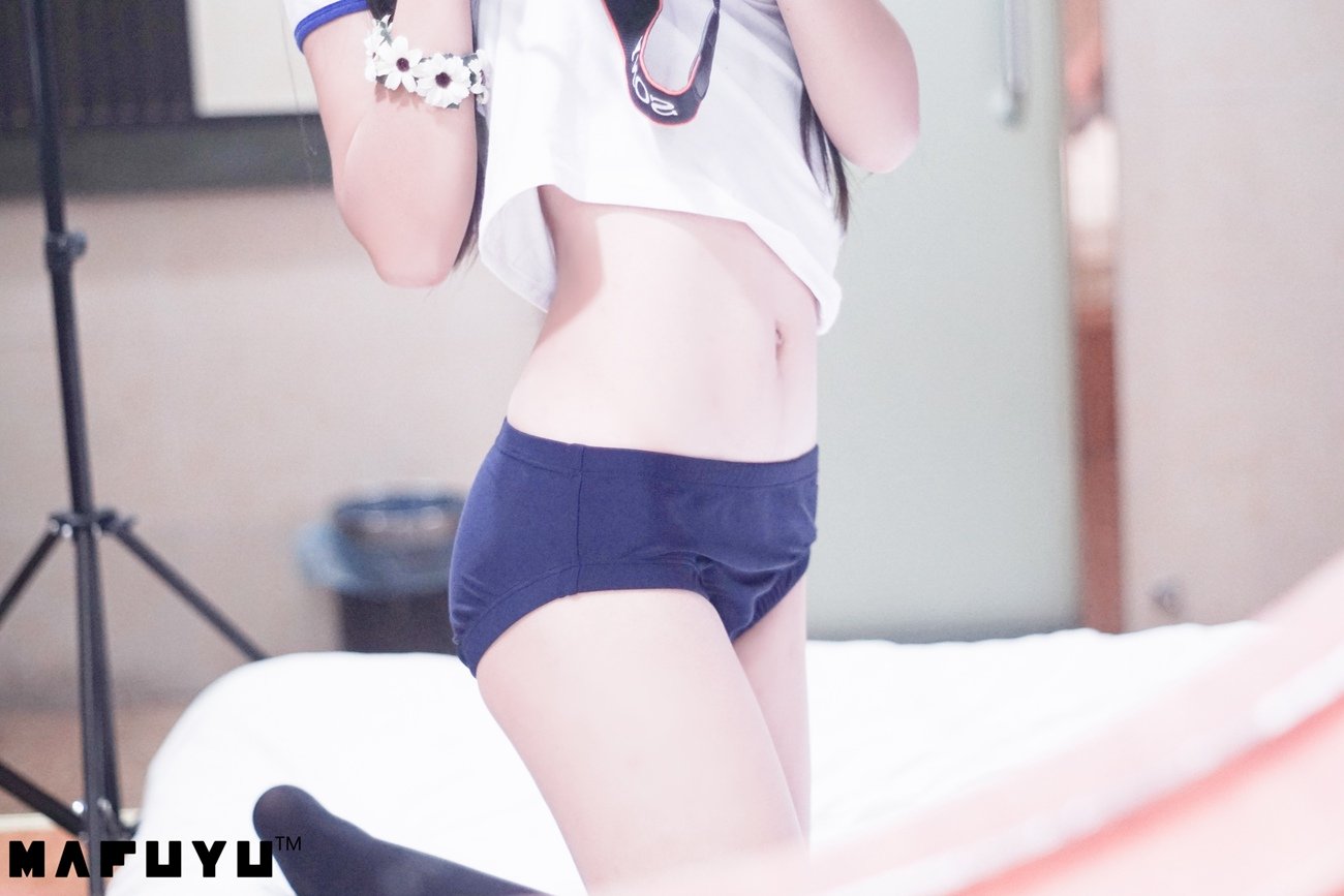 神楽板真冬 - 足控丝袜奶茶系列套图视频[5P/1V/1.04GB]-萌图网