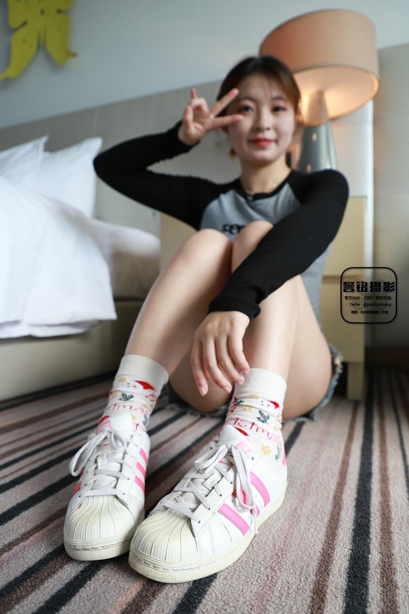 [誉铭传媒]袜足摄影 2022年《圣诞节专享作品》[80P/1V/987MB]插图3