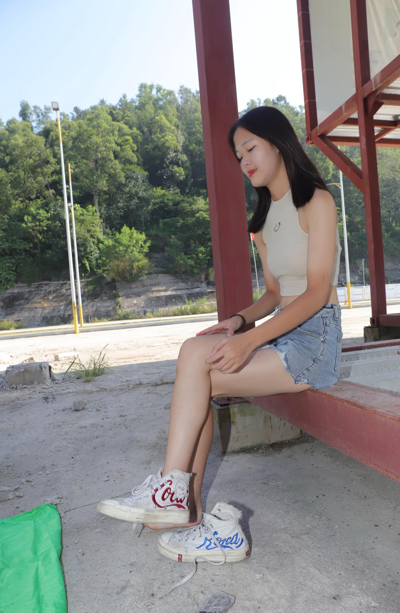 Pary摄影 NO.021 极品美女校花思思全程赤脚拍照后亮出脏脚底[130P/475MB]插图2