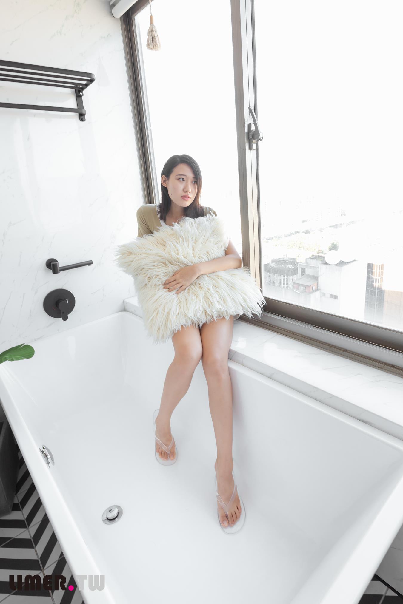 Limerence原创 NO.014 学生素人Sarah裸足首作[169P/1V/3.49GB]插图1