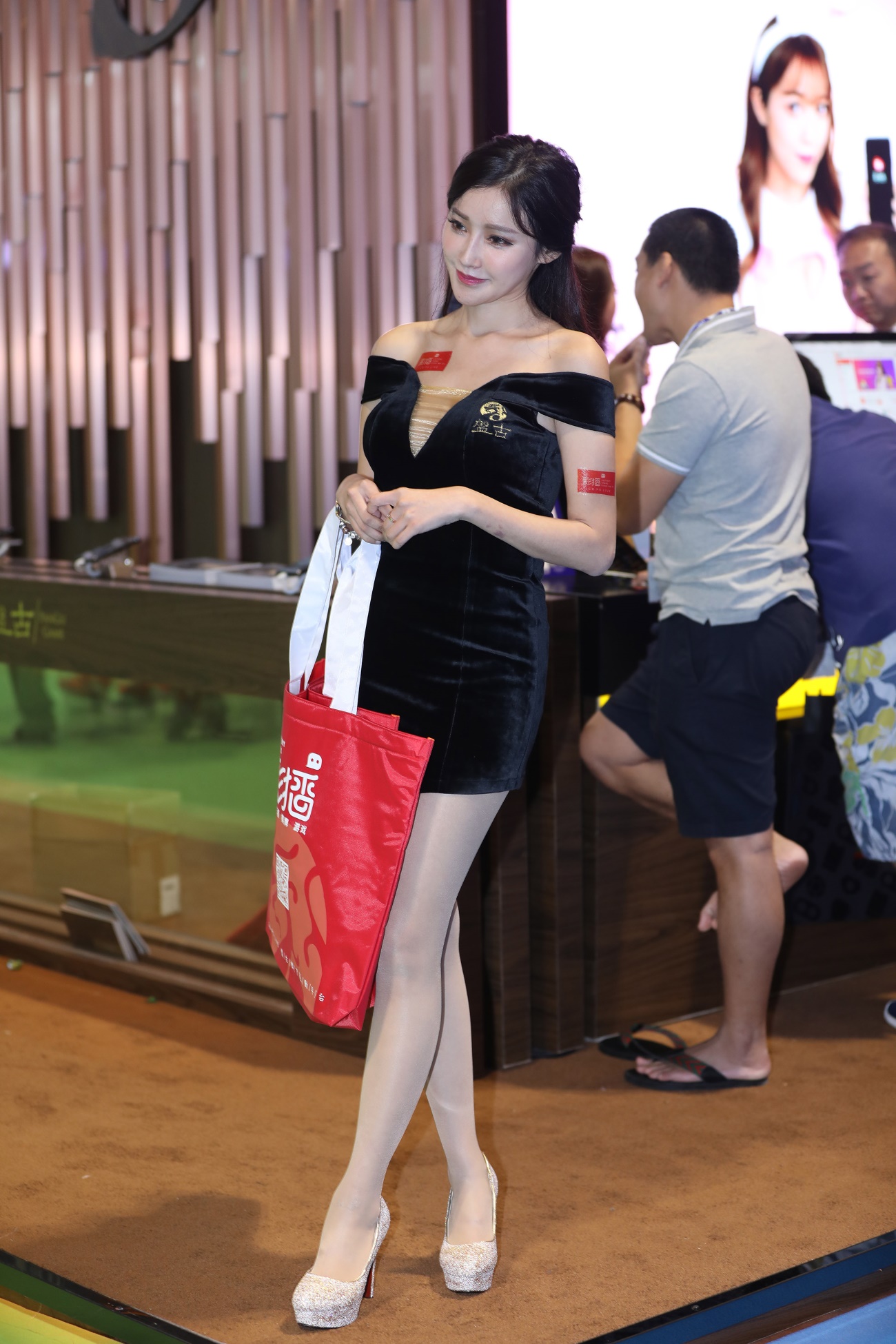 精选街拍作品 NO.1740 辉辉街拍作品 – 女神级别肉丝美腿[25P/23MB]插图4