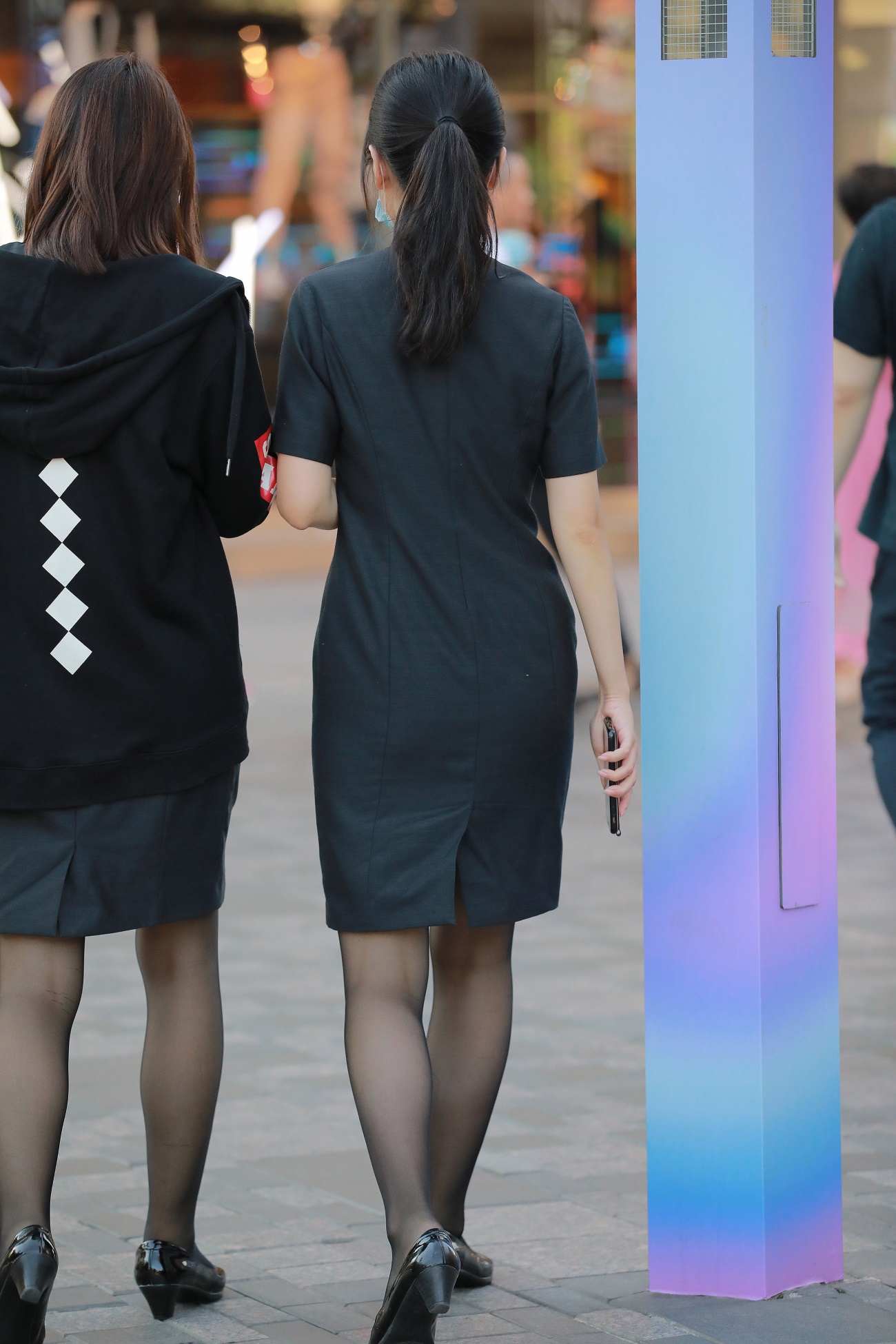 精选街拍作品 NO.1682 四九城嘎子街拍作品 – 阳光下的黑丝店员[67P/65.7MB]插图2