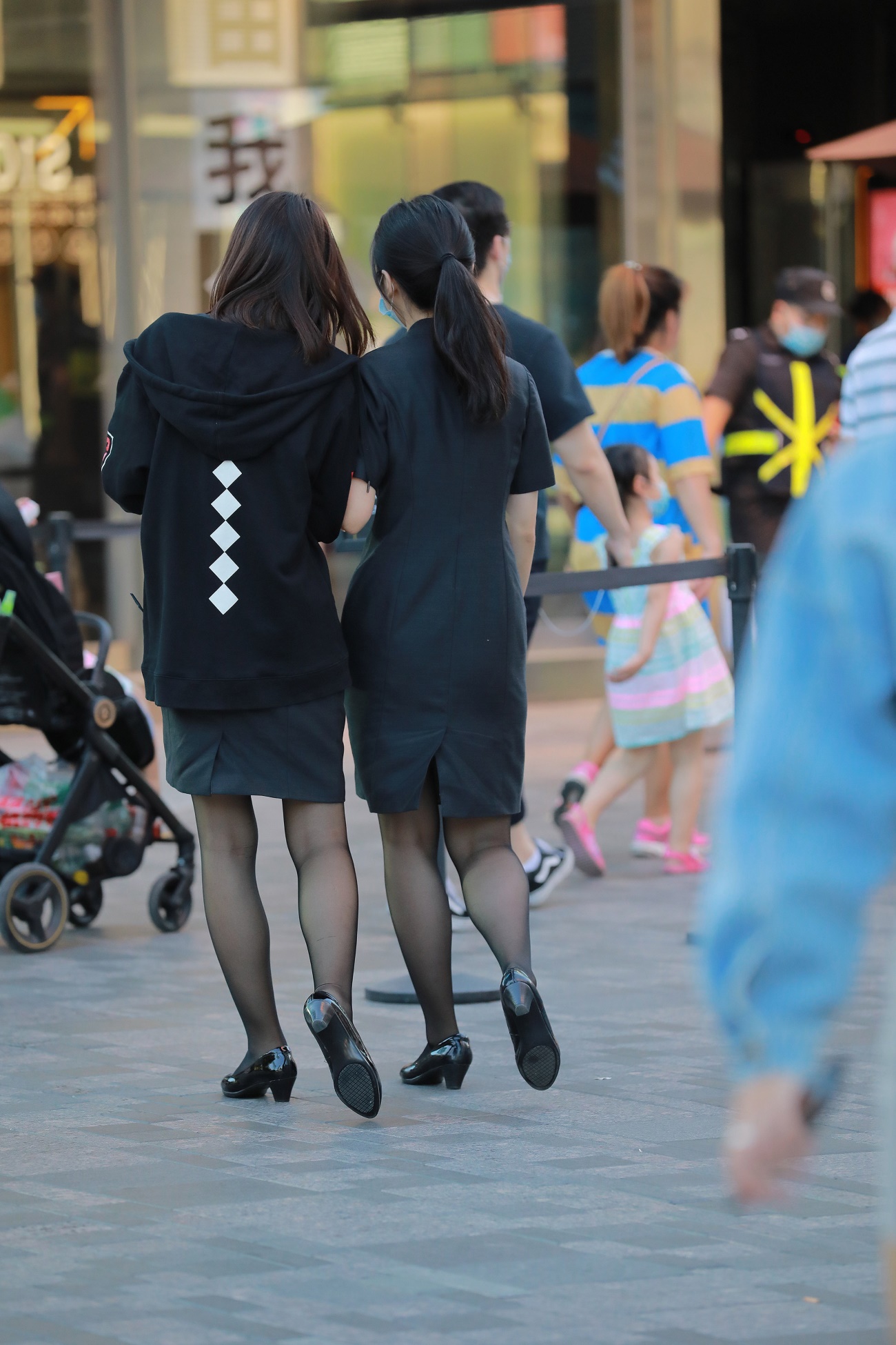 精选街拍作品 NO.1682 四九城嘎子街拍作品 – 阳光下的黑丝店员[67P/65.7MB]插图3