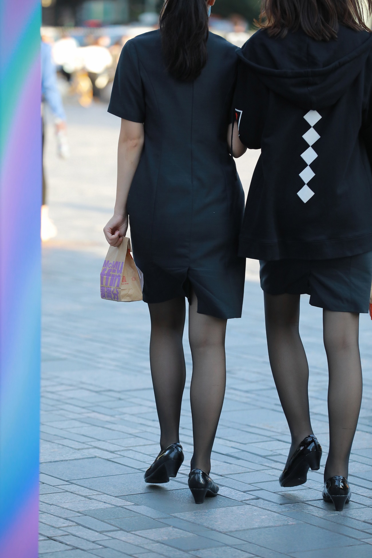 精选街拍作品 NO.1682 四九城嘎子街拍作品 – 阳光下的黑丝店员[67P/65.7MB]插图4